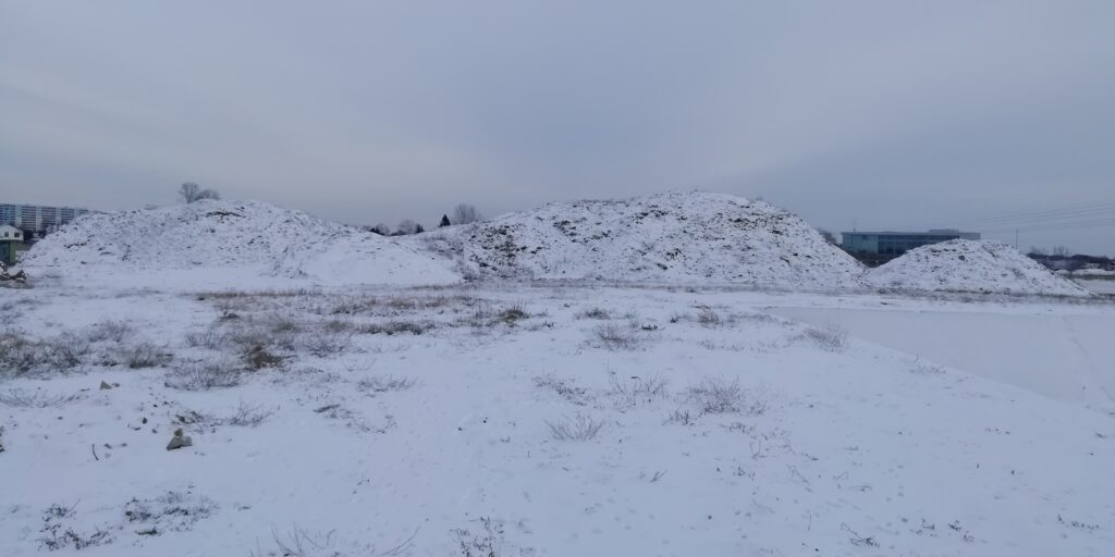 Schönefeld: Der bereitgelegte Bodenaushub für die Probenahme am 17.01.2024